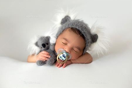 تصویر با کیفیت پسر بچه با خرس و کلاه طوس  و پستونک